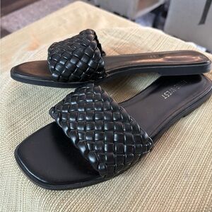 Nine West black casual sandals.